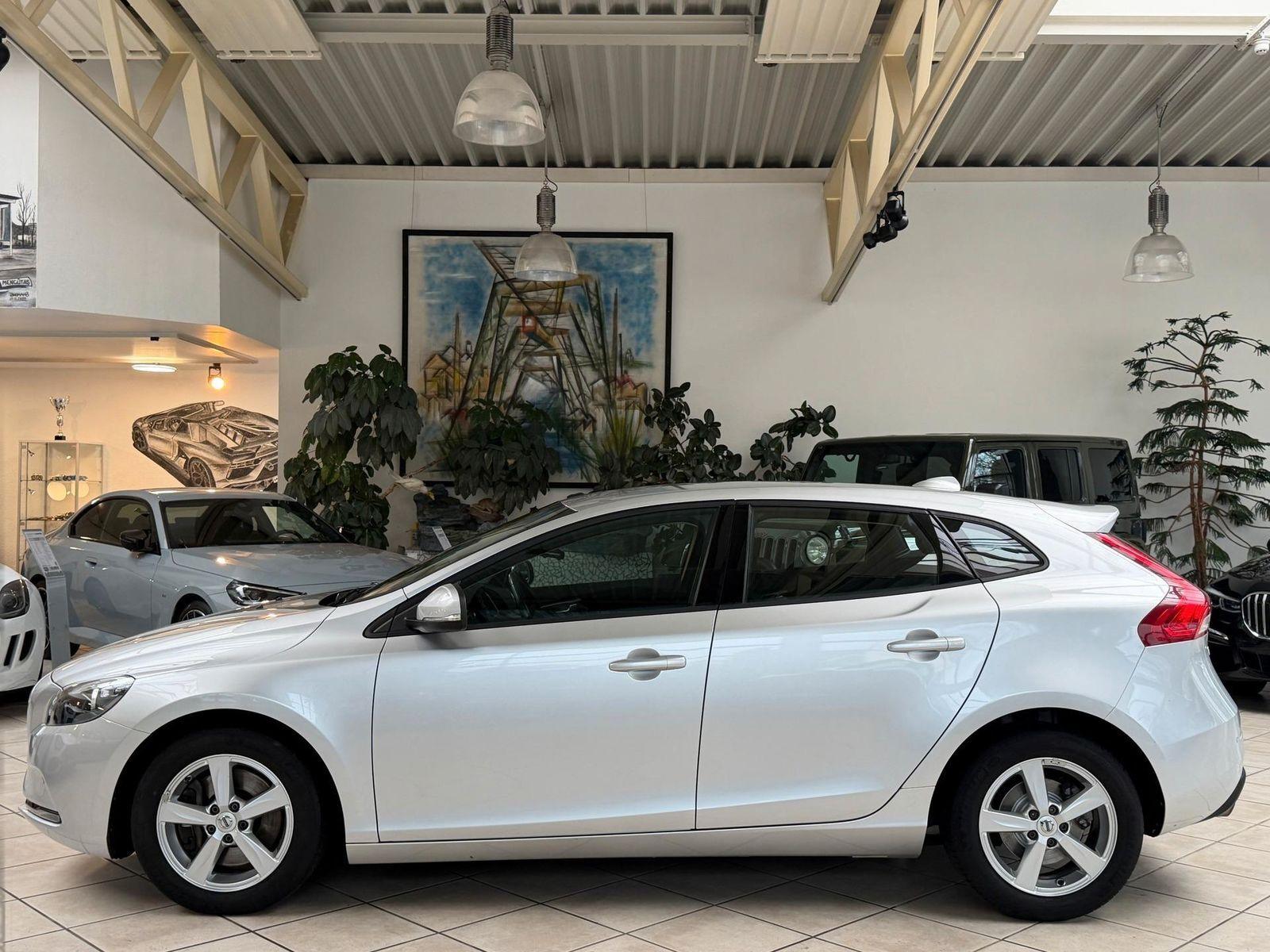 Volvo V40 D3 Kinetic*SHZ*AHK*NAVi*TPM*MFL*LMF*