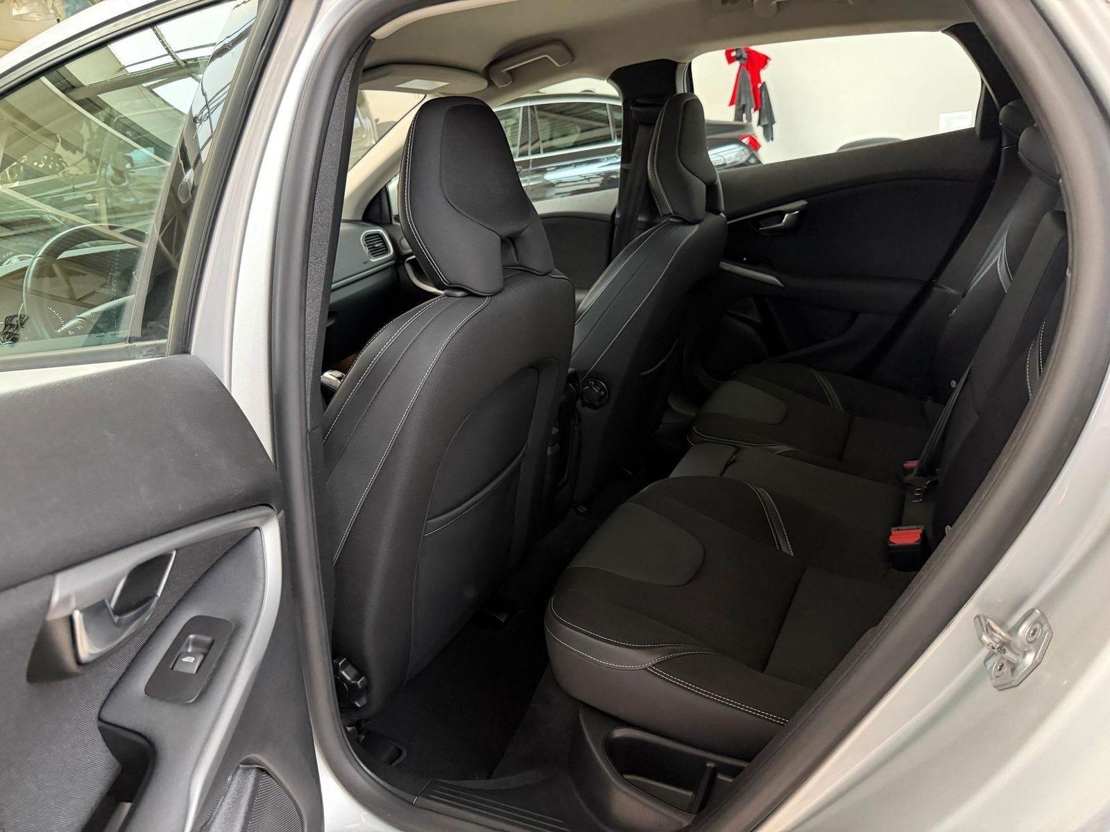 Volvo V40 D3 Kinetic*SHZ*AHK*NAVi*TPM*MFL*LMF*