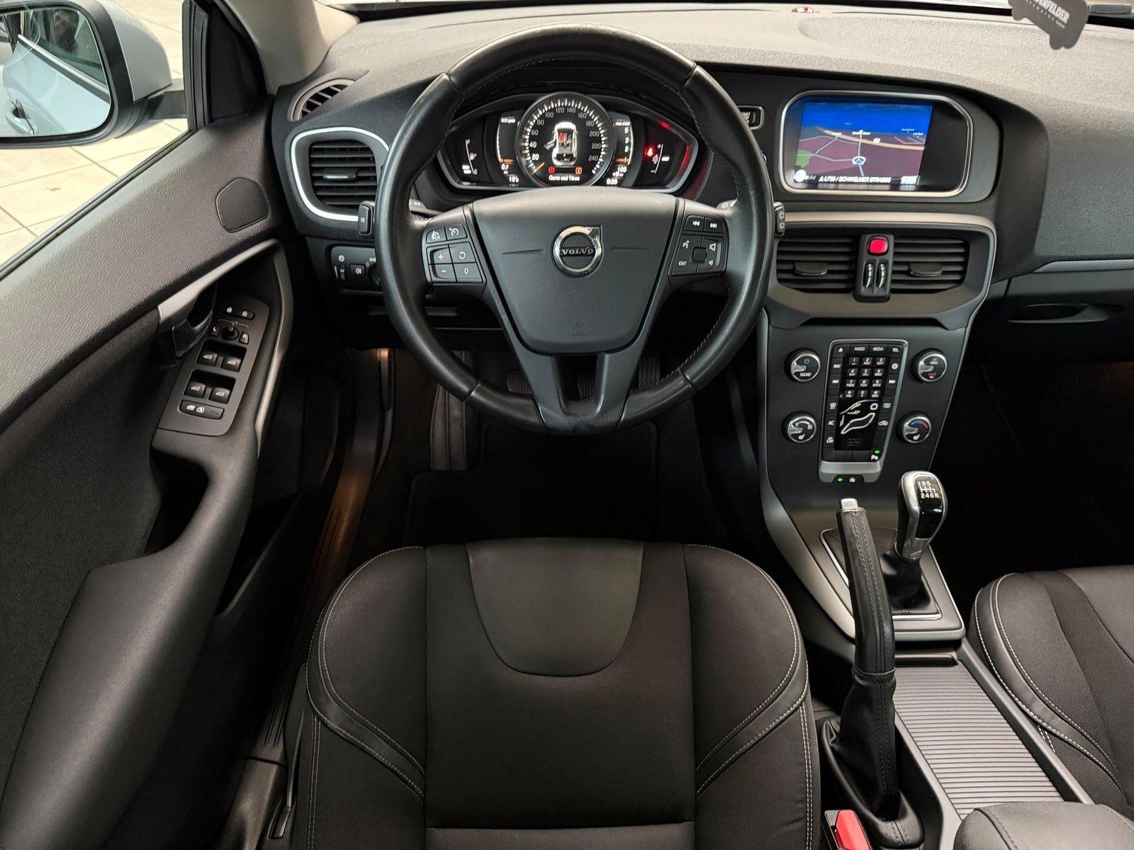 Volvo V40 D3 Kinetic*SHZ*AHK*NAVi*TPM*MFL*LMF*