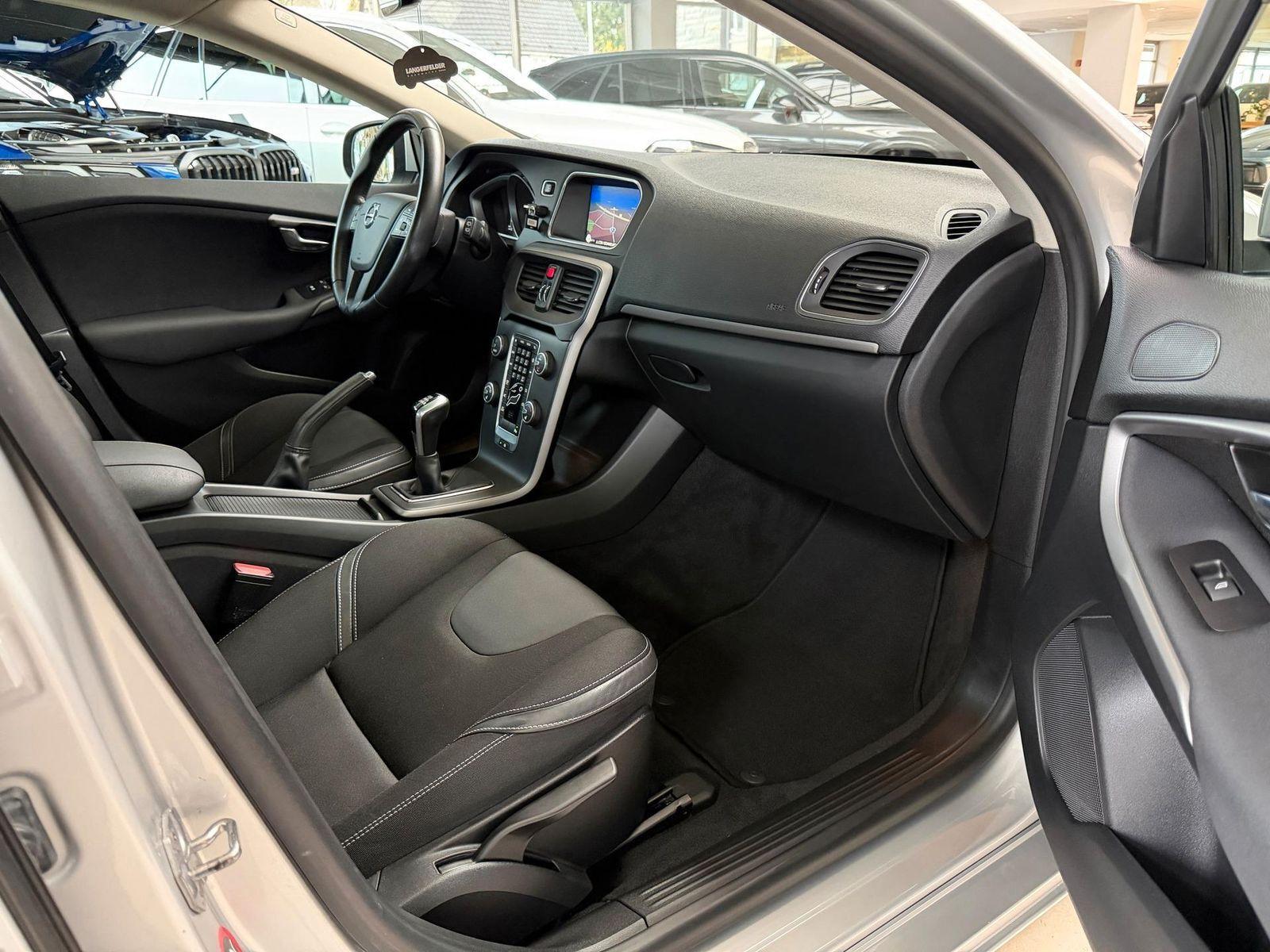 Volvo V40 D3 Kinetic*SHZ*AHK*NAVi*TPM*MFL*LMF*