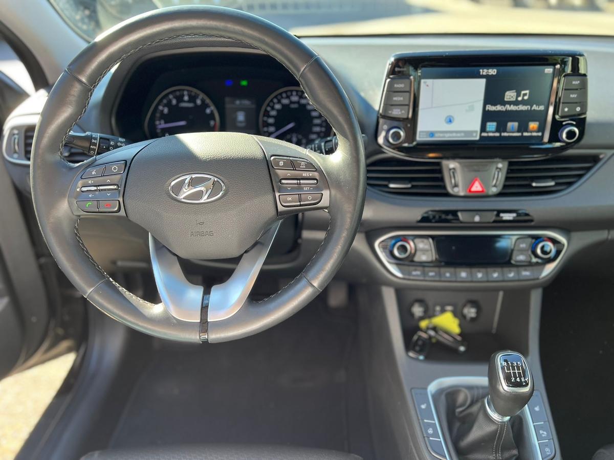 Hyundai i30 1.4 T-GDI - Navi - Sitz + Lenkradhzg - R.Kam - PDC