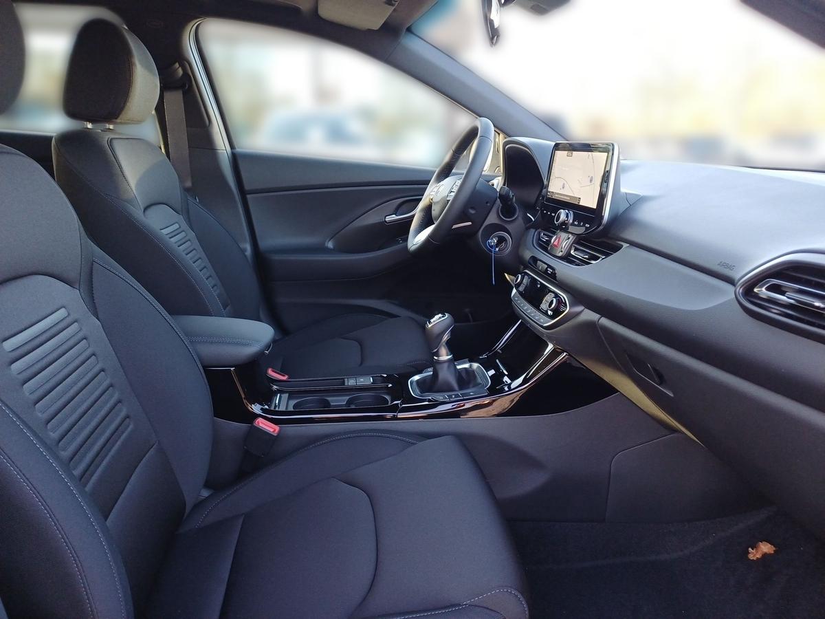 Hyundai i30 Kombi 1.5 T-GDI 48V 6-M/T Advantage Pano Kamera LED Navi