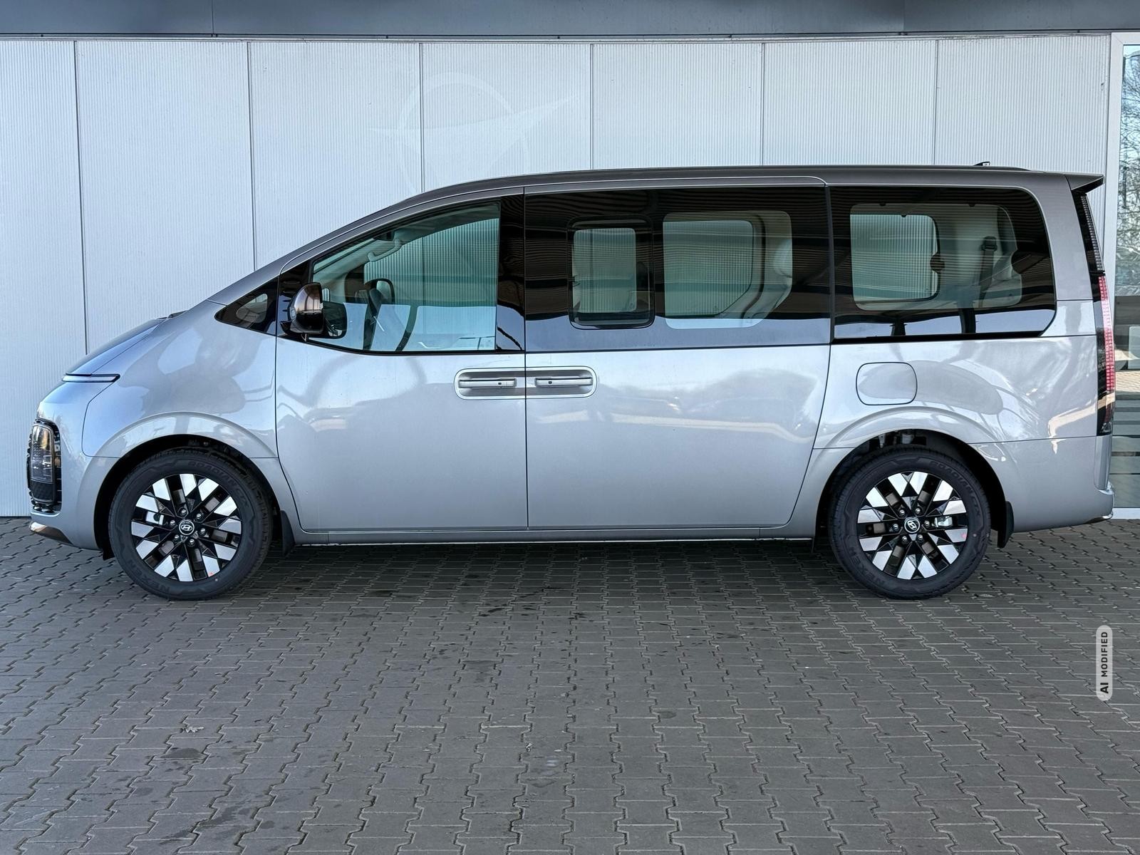 Hyundai Staria Luxury 1.6 T-GDi HEV 2WD 7-Sitzer / ACC / 360° Kam. / Pano / 4x Shz / Ele