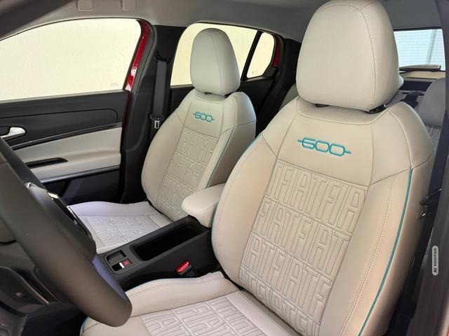 Fiat 600 La Prima Hybrid 1.2 T3 107 kW (145 PS) DCT Klimaautomatik, Massagesitz, Sitz