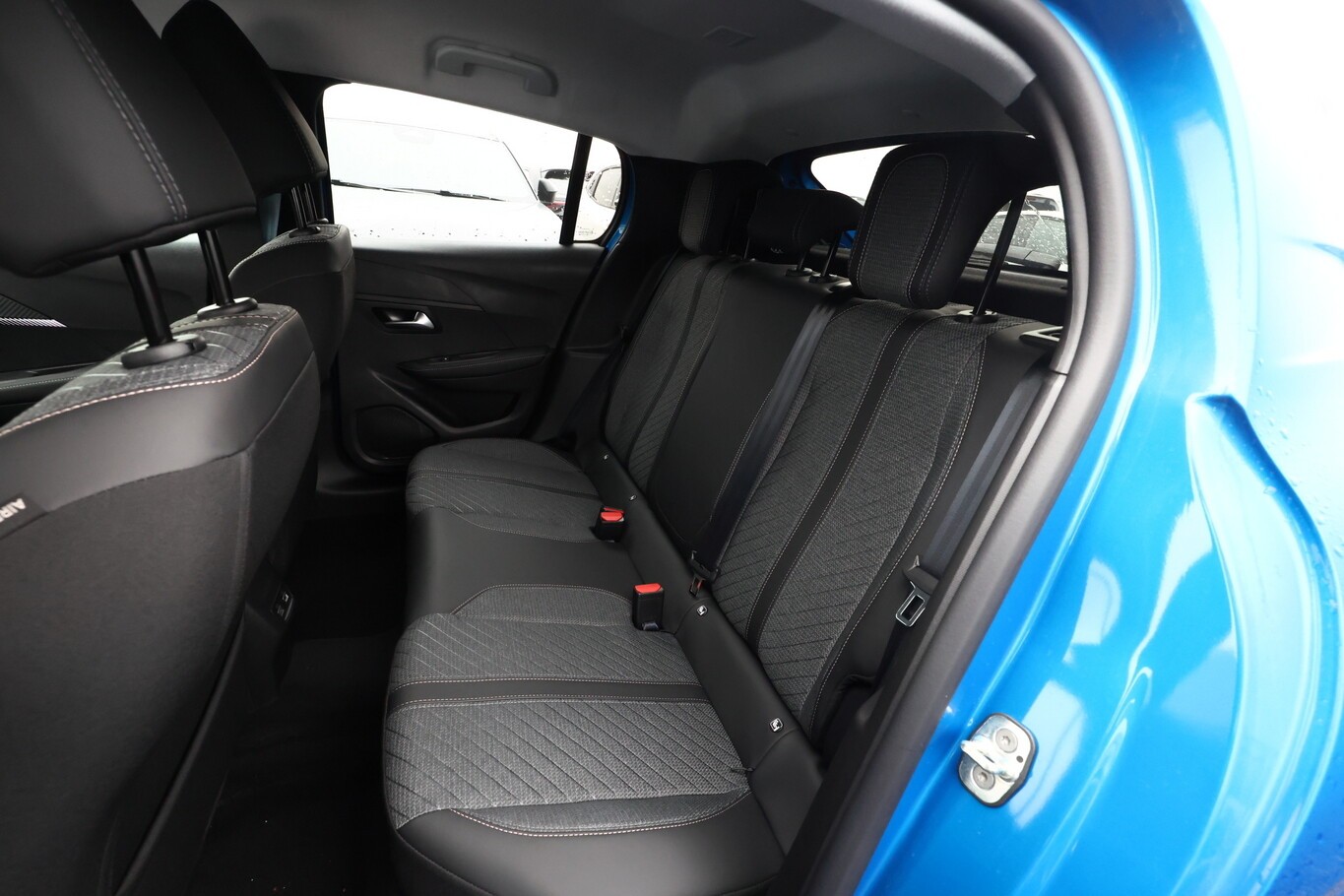 Peugeot 208 Hybrid Allure SHZ DigC 2xPDC CarP PrivG LED