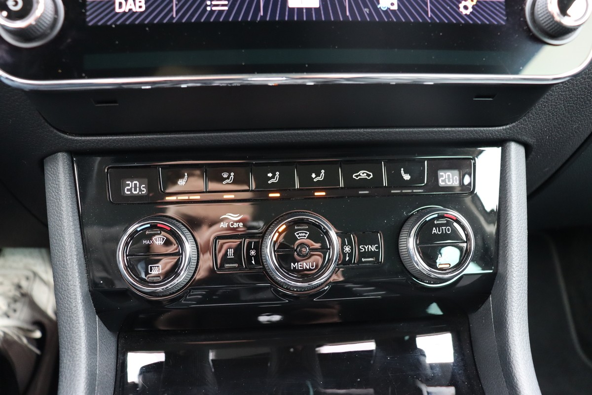 Skoda Superb Combi 2.0 TDI L&K*AHK*Kamera*STHZG*