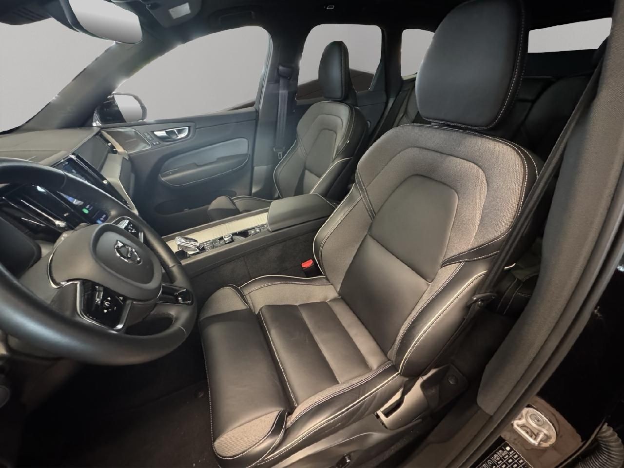 Volvo XC60 Ultimate Dark Recharge Plug-In Hybrid AWD