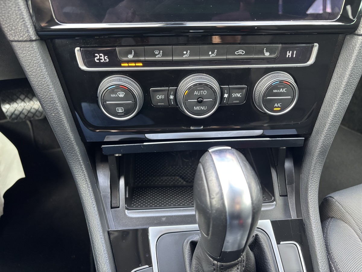 Volkswagen Golf 1.5 TSI Highline AUTOMATIK*LED*PDC*SITZHEIZUNG