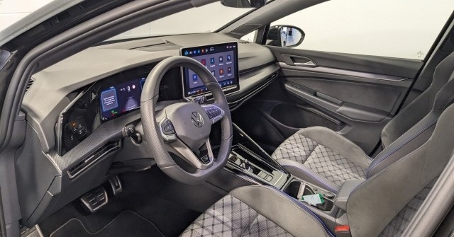 Volkswagen Golf VIII R-Line 1.5 eTSI LED CarPlay ACC KAM