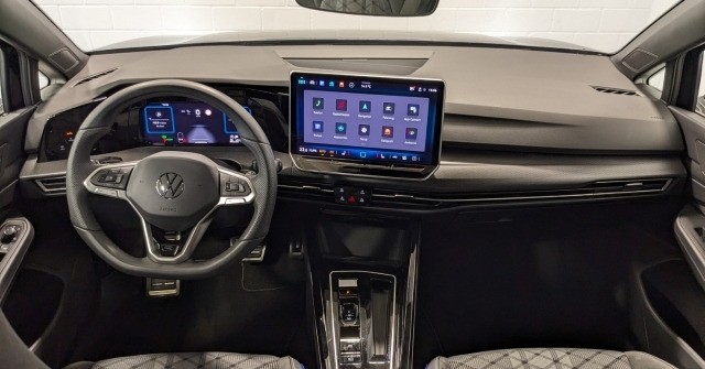 Volkswagen Golf VIII R-Line 1.5 eTSI LED CarPlay ACC KAM