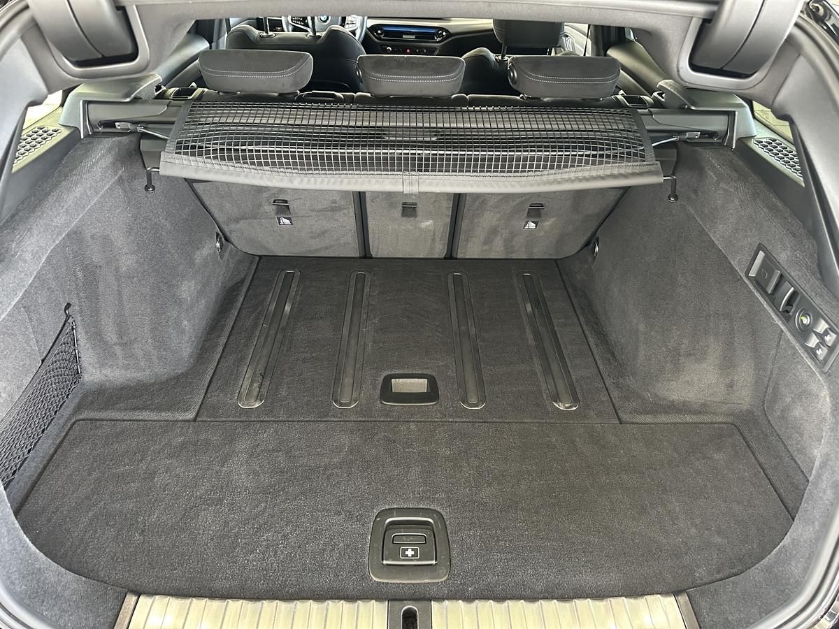 BMW 318i M Sport AHK HUD 360° Kamera Alcantara LED 