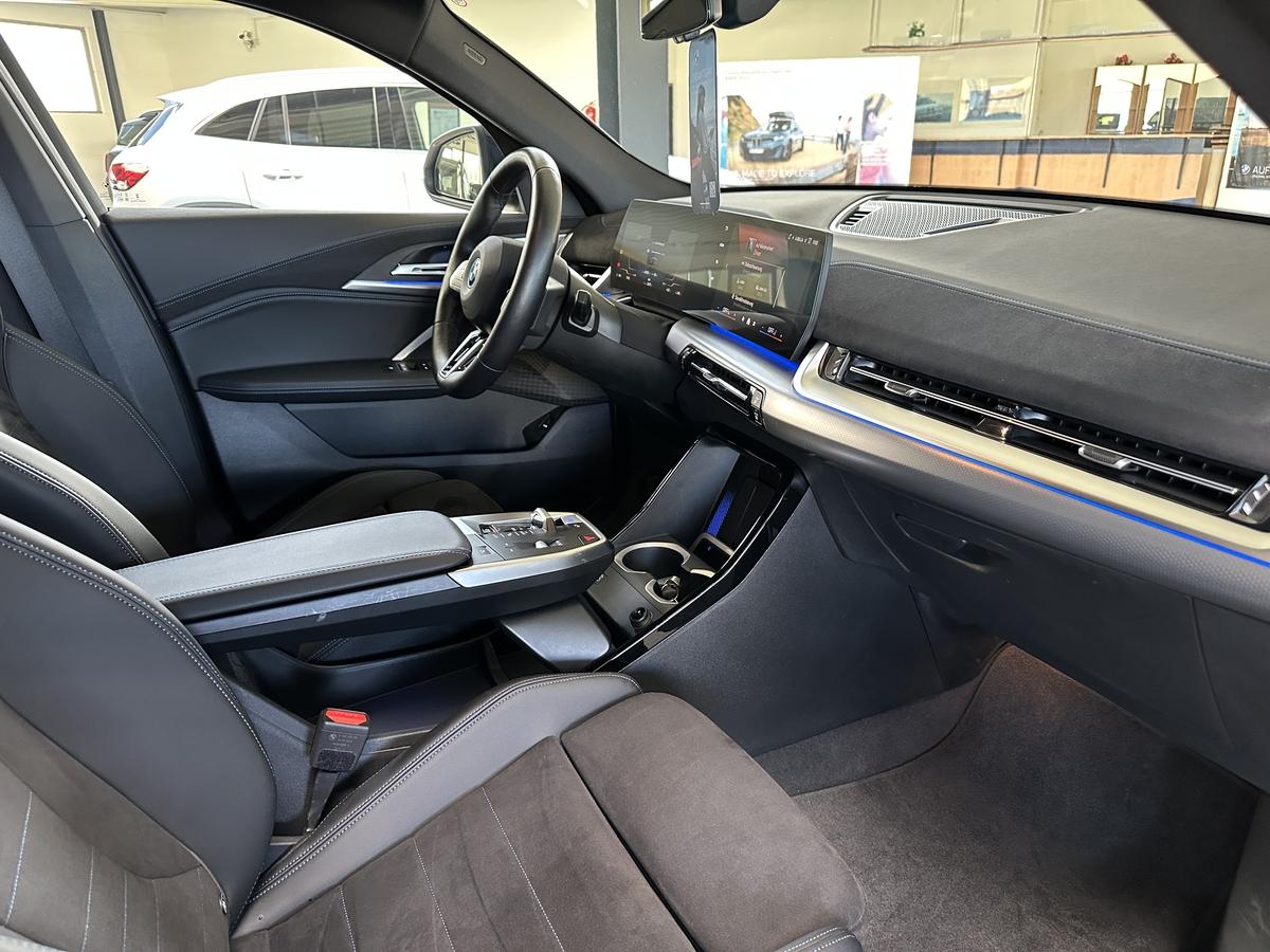 BMW iX2 eDrive20 M Sport AHK Allwettereifen Alcantara Kamera