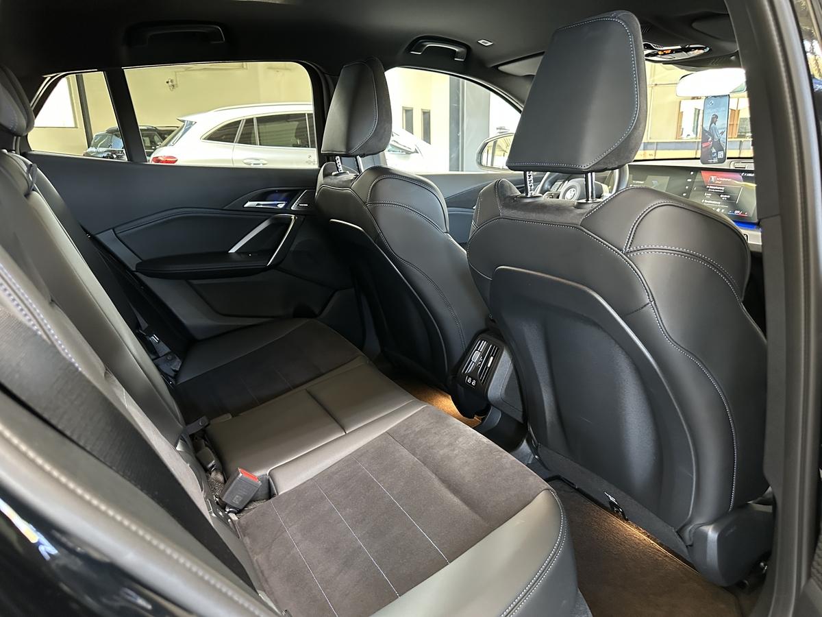 BMW iX2 eDrive20 M Sport AHK Allwettereifen Alcantara Kamera