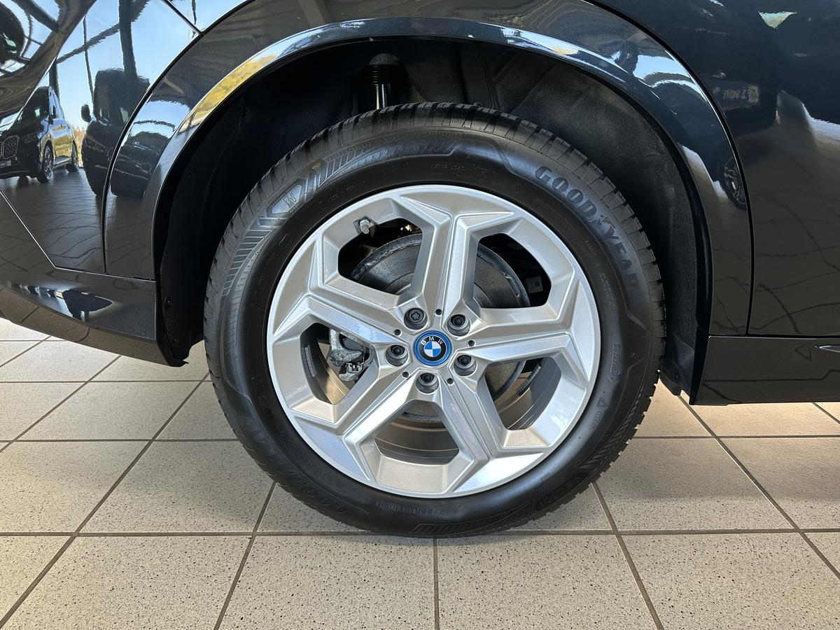 BMW iX2 eDrive20 M Sport AHK Allwettereifen Alcantara Kamera