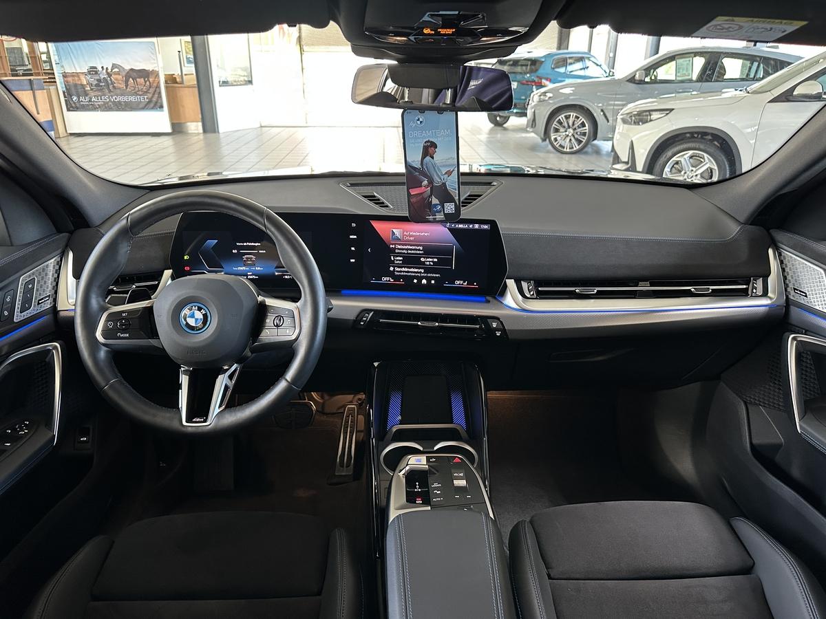 BMW iX2 eDrive20 M Sport AHK Allwettereifen Alcantara Kamera