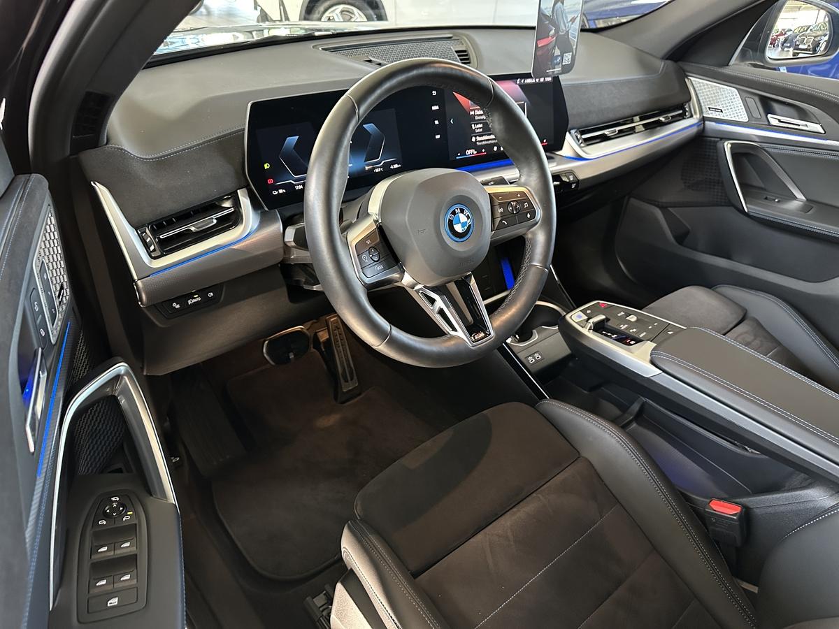 BMW iX2 eDrive20 M Sport AHK Allwettereifen Alcantara Kamera