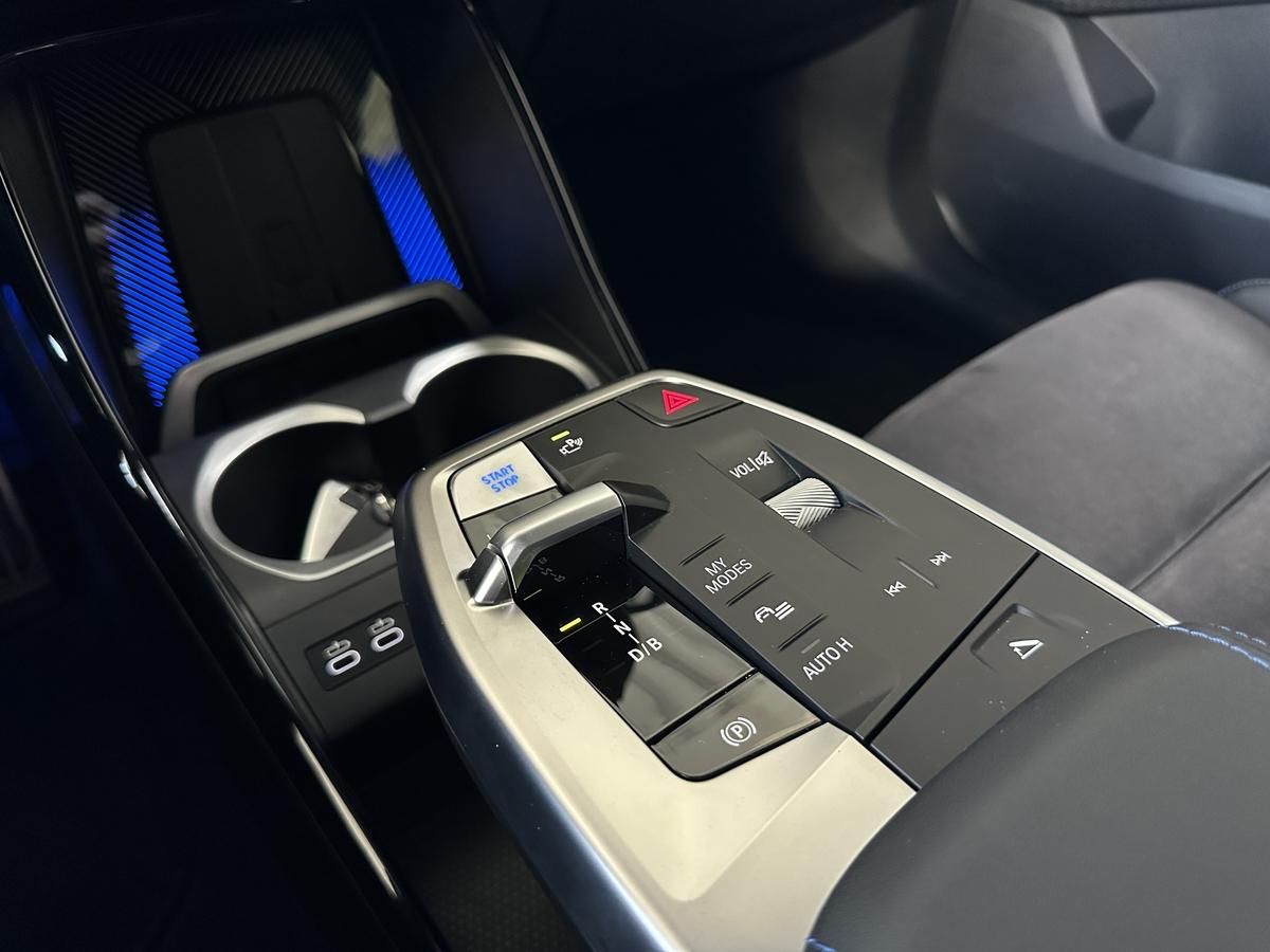 BMW iX2 eDrive20 M Sport AHK Allwettereifen Alcantara Kamera