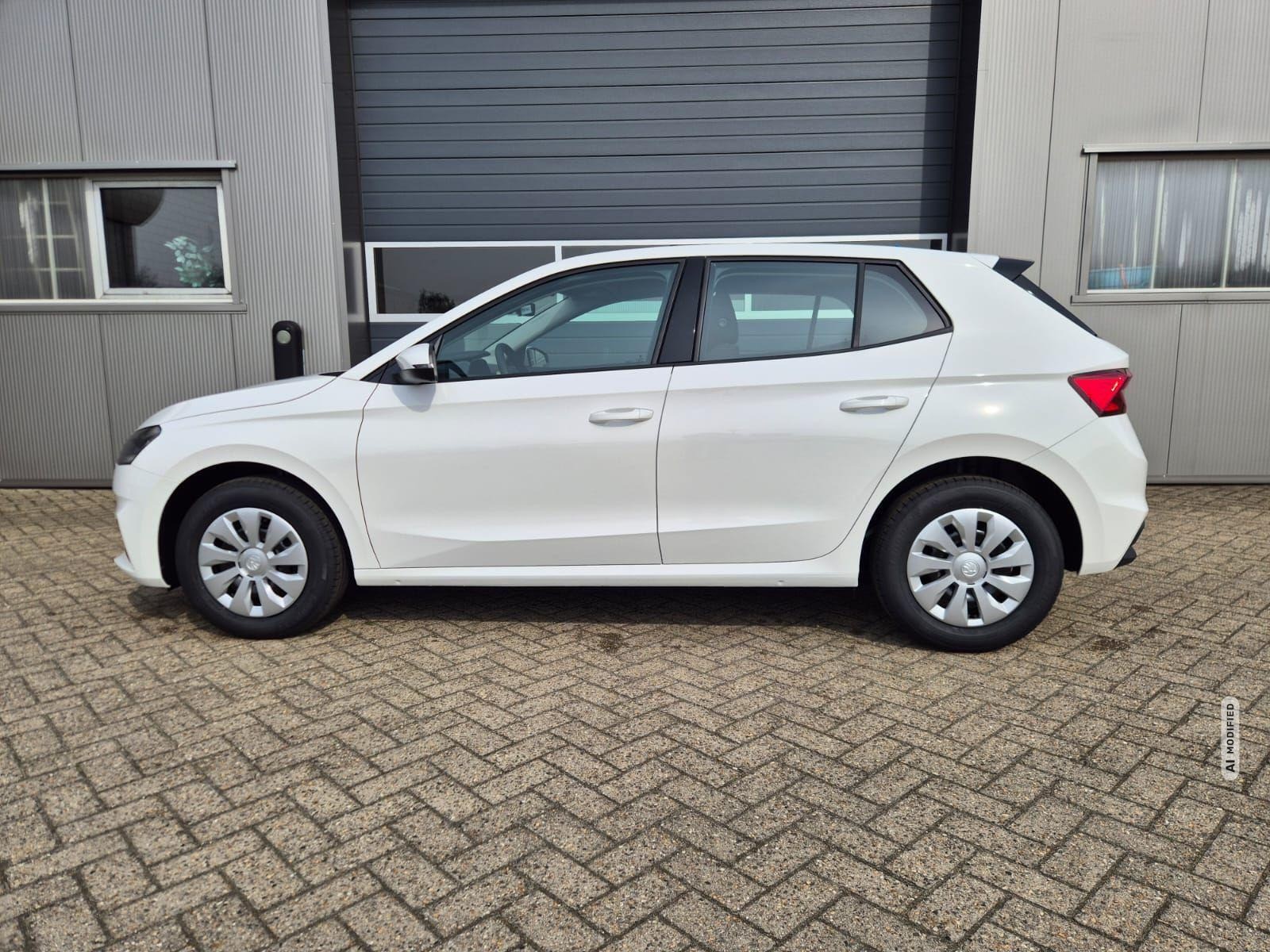 Skoda Fabia 1.0 TSI 95PS Selection 5-türig Rückf.Kamera Parksensoren Sitzheizung Multi