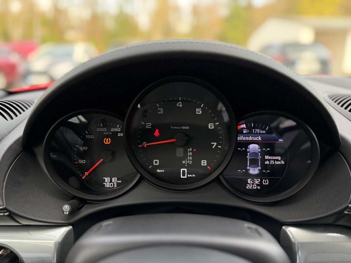 Porsche Boxster 718 PASM 10mm Tieferlegung, Sportsitze, Sport-Auspuff