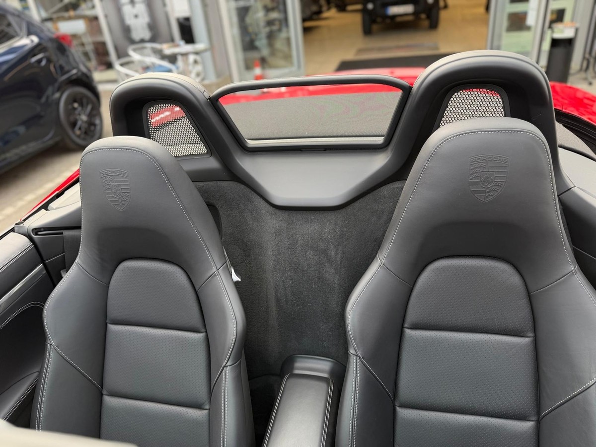 Porsche Boxster 718 PASM 10mm Tieferlegung, Sportsitze, Sport-Auspuff