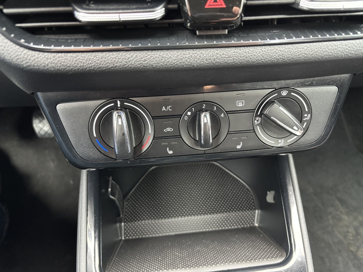 Skoda Fabia 1.0 TSI Selection*LED*CARPLAY*SITZHEIZUNG*KAMERA*