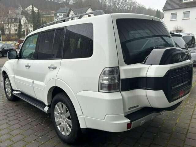 Mitsubishi Pajero 5-Türer TOP 3.2 DI-D Automatik (Leder schwarz)