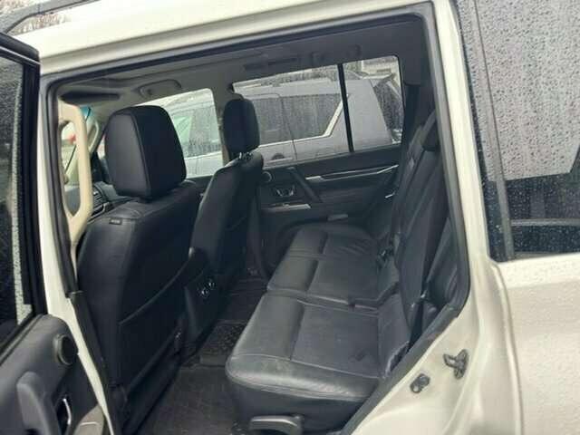 Mitsubishi Pajero 5-Türer TOP 3.2 DI-D Automatik (Leder schwarz)
