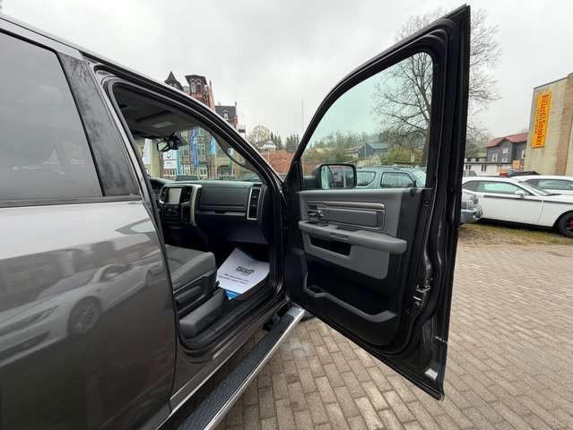 Dodge RAM 1500 5,7 HEMI 4+4 6 Sitzer