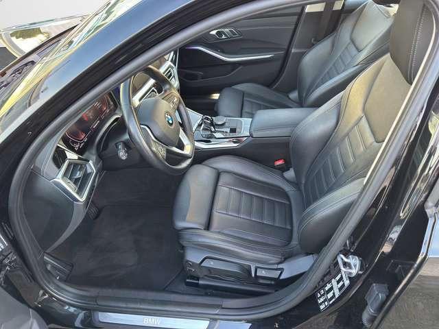 BMW 320 d xDrive Luxury Line AUTOMATIK / LEDER / AHK / SCH