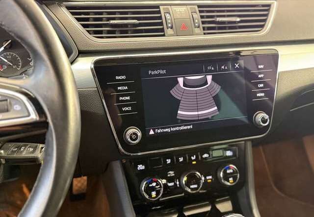Skoda Superb Combi Ambition DSG BI-XENON NAVI AHK 1.Hd