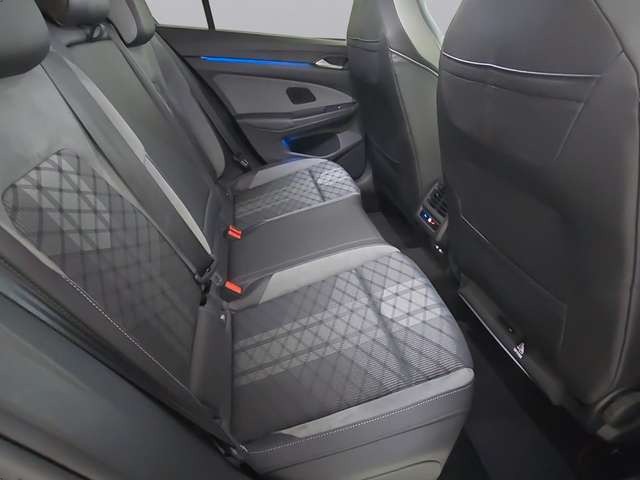 Volkswagen Golf VIII Lim. R-Line *Pano*LED*Navi*SHZ*Sounds*