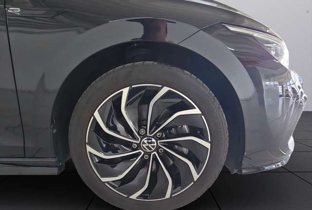 Volkswagen Golf VIII Lim. R-Line *Pano*LED*Navi*SHZ*Sounds*