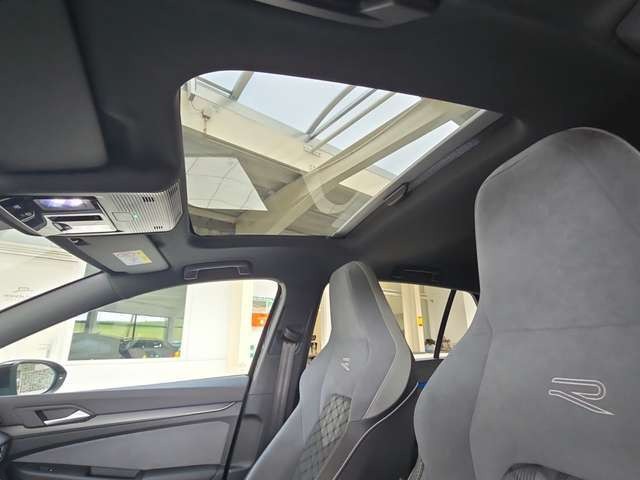 Volkswagen Golf VIII Lim. R-Line *Pano*LED*Navi*SHZ*Sounds*