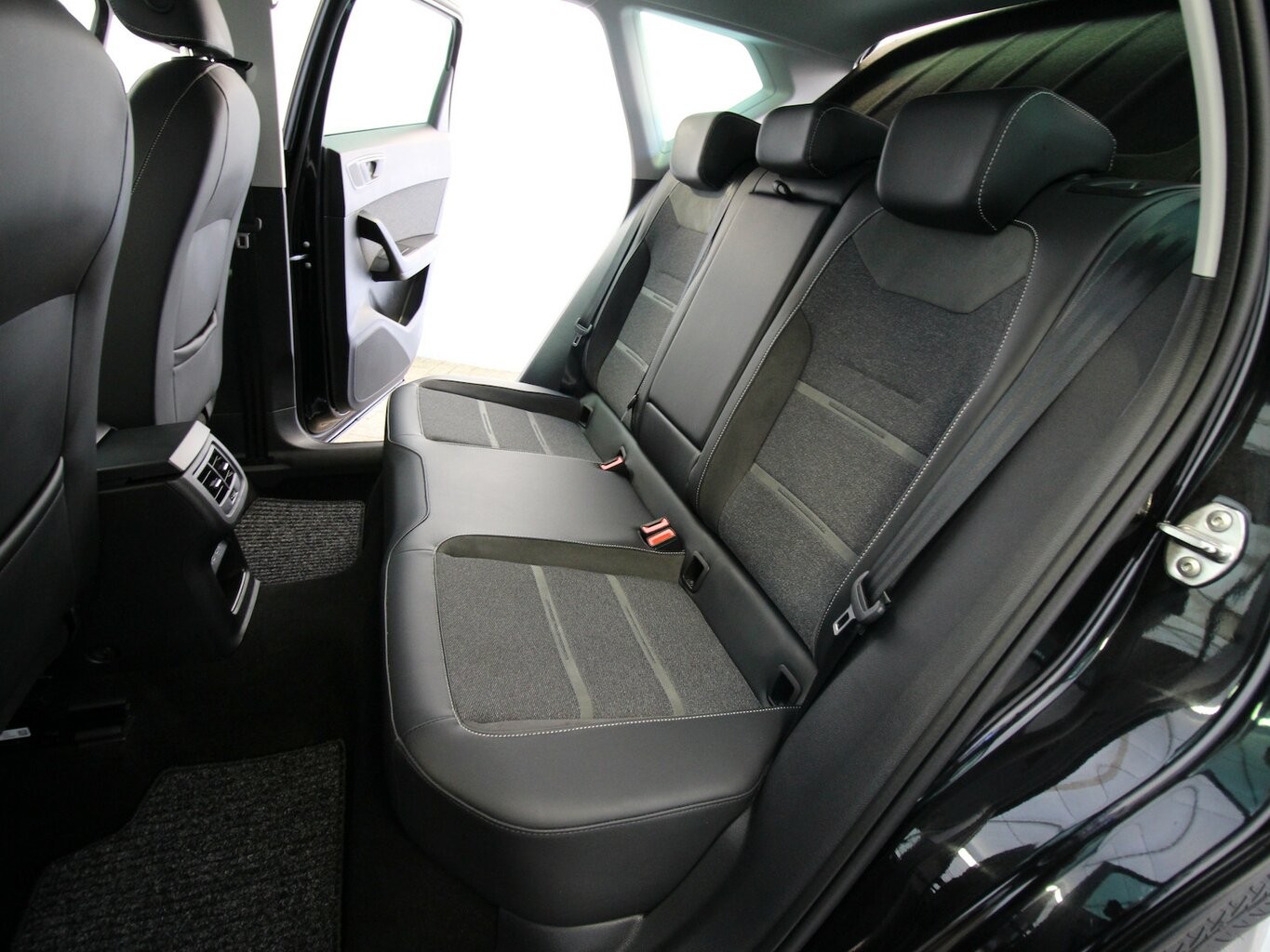 Seat Ateca 1.5 TSI Xperience NAVI+LED+KAMERA+WINTER...
