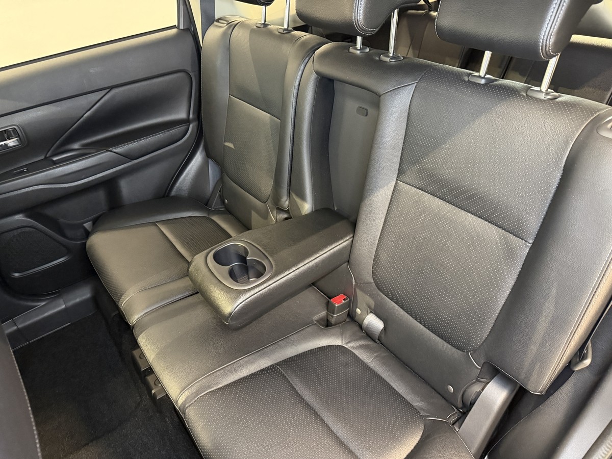 Mitsubishi Outlander 2.2 DI-D Top 4WD*7Sitzer*AHK*