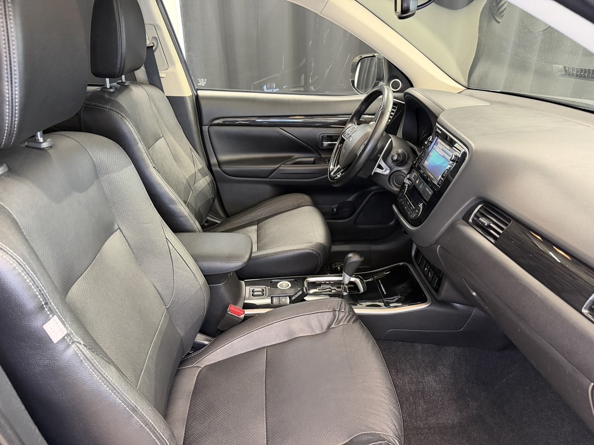 Mitsubishi Outlander 2.2 DI-D Top 4WD*7Sitzer*AHK*