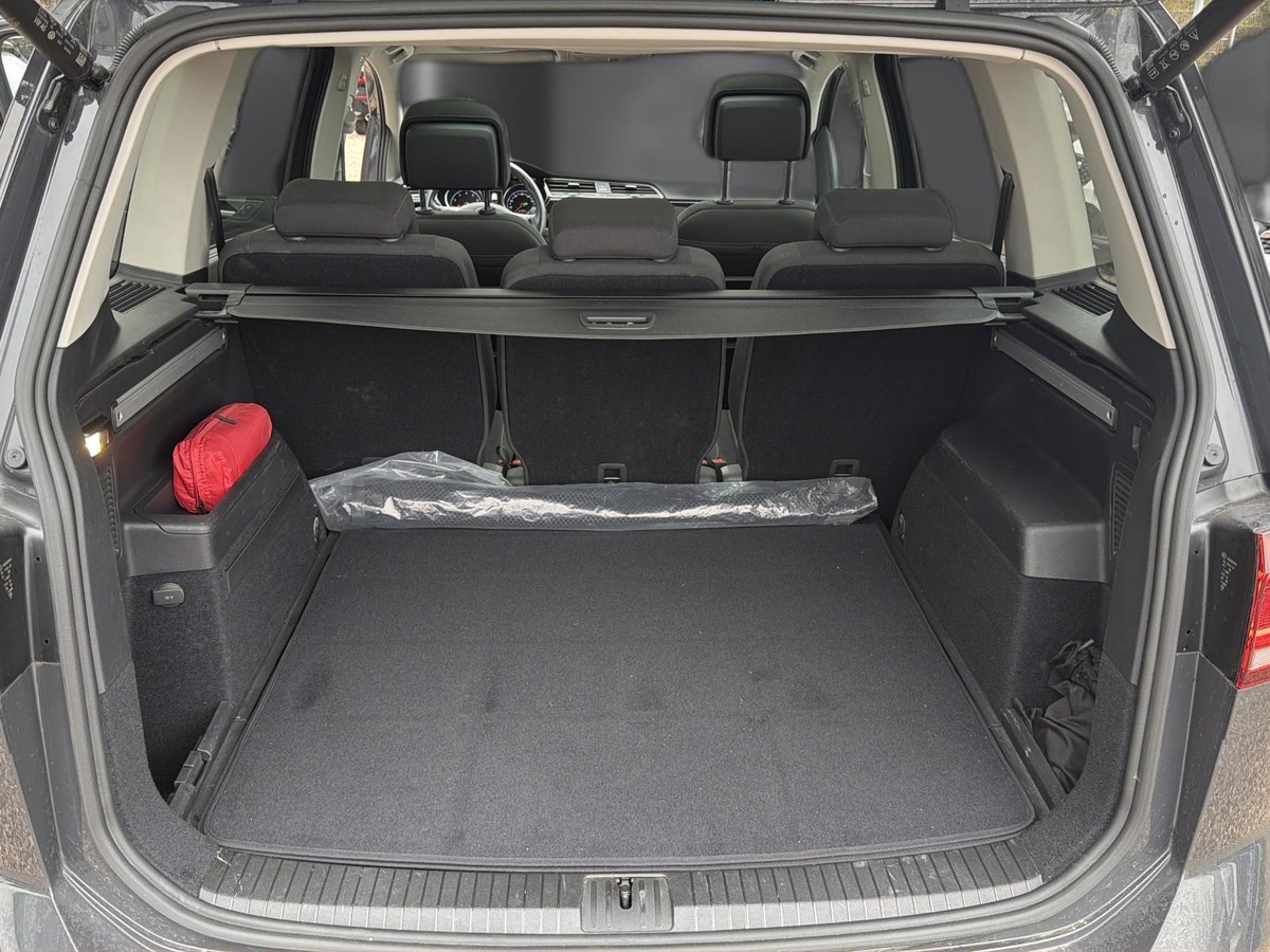 Volkswagen Touran 1.5 TSI *LED* SHZ* DSG* Panodach
