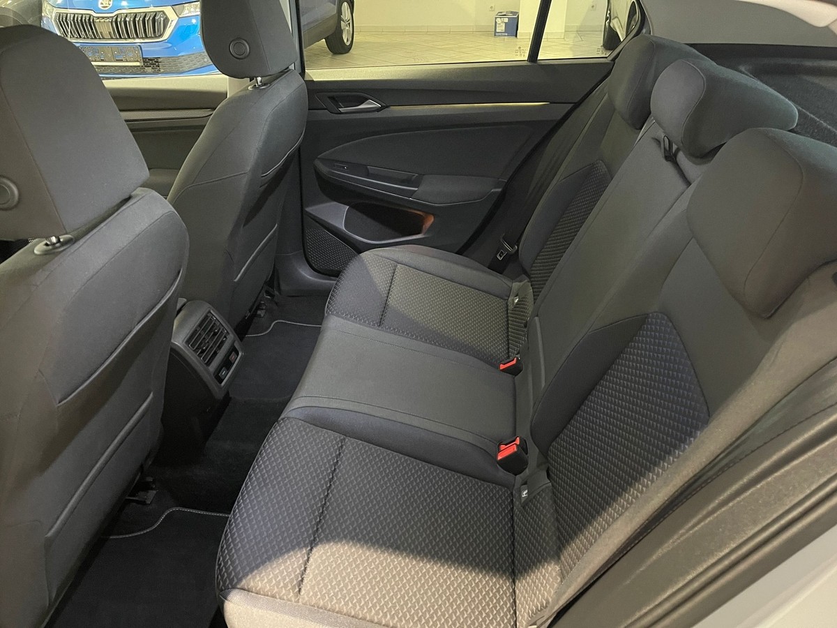 Volkswagen Golf VIII DSG ACC Kamera 3-Z-Klima 8-fach