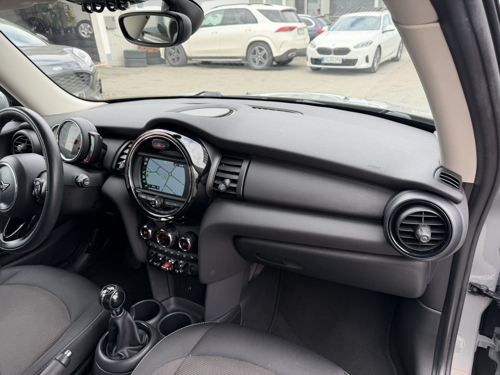 MINI ONE Pepper Navi LED PDC SHZ Connected Navigation