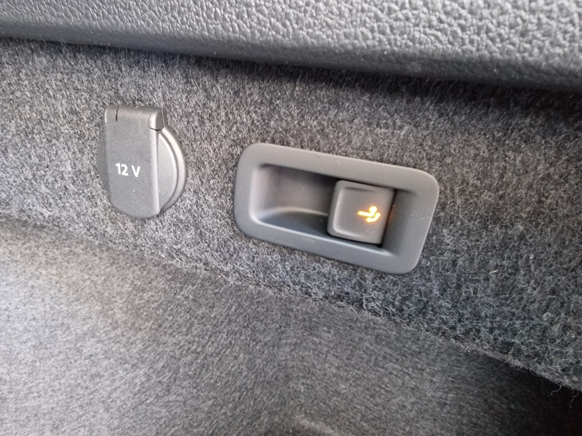 Volkswagen Passat Variant TSI DSG*AHK*Navi*LED*ACC*DAB*Sportsitze