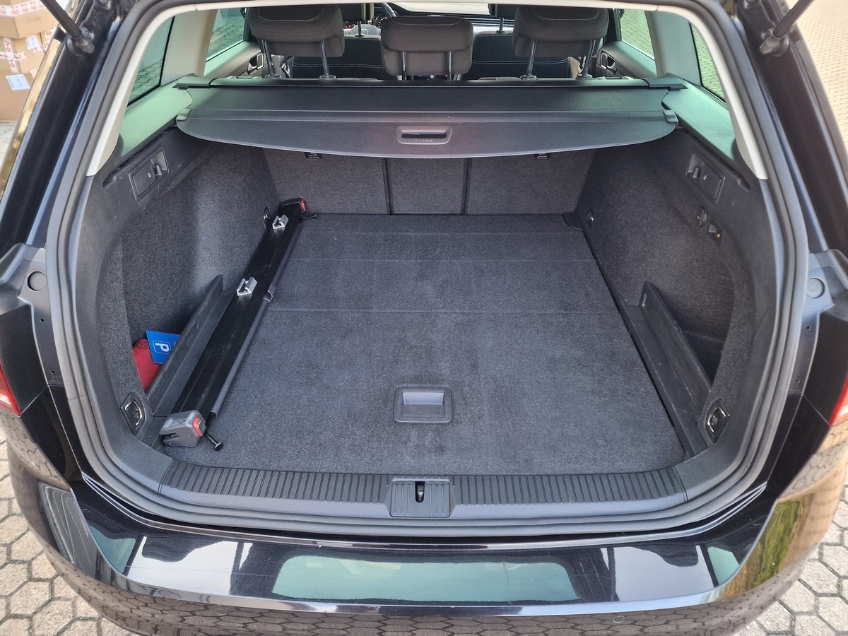 Volkswagen Passat Variant TSI DSG*AHK*Navi*LED*ACC*DAB*Sportsitze