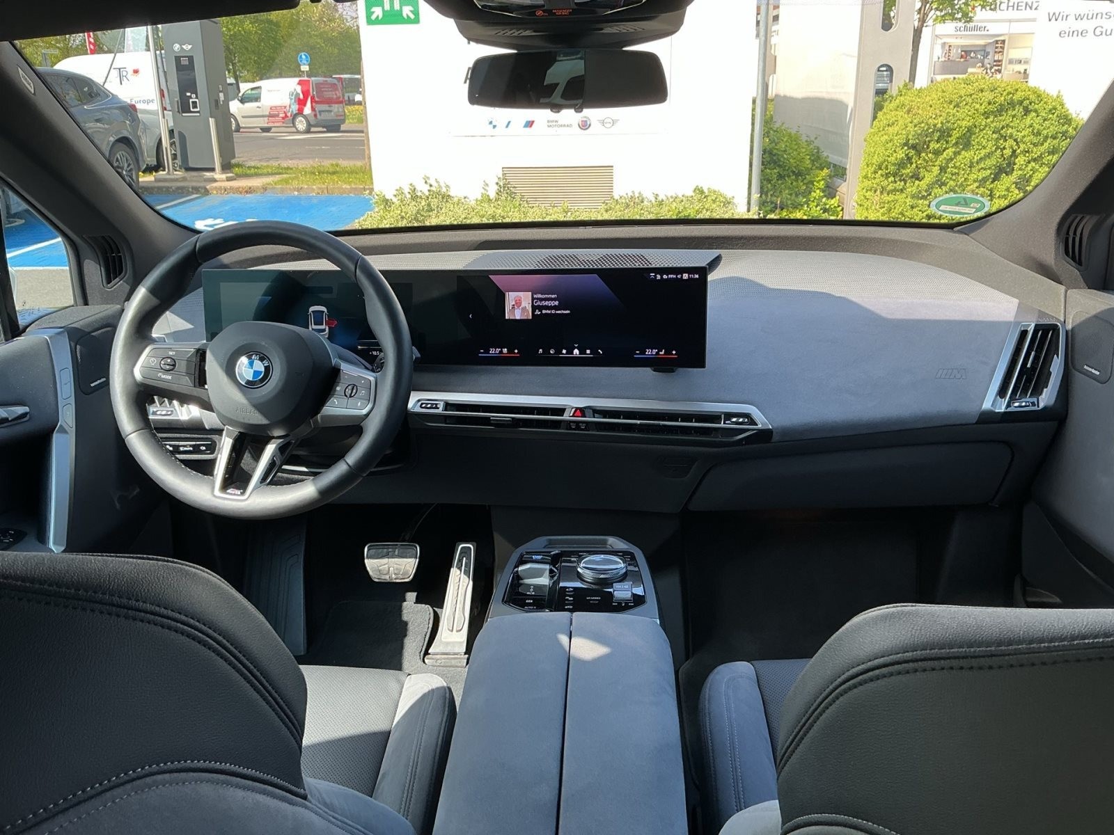 BMW iX M Sport Pro AHK Panorama IconicGlow Innovation