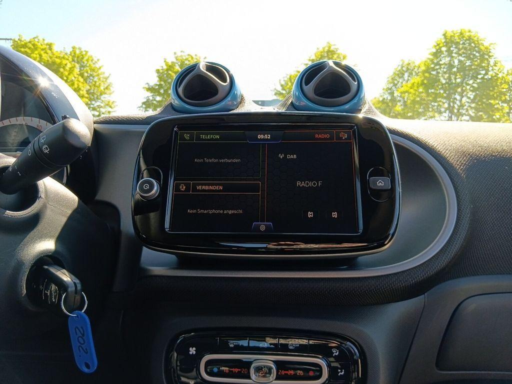 Smart ForTwo EQ passion *PANORAMADACH+SITZHEIZUNG+JBL-SOUND*