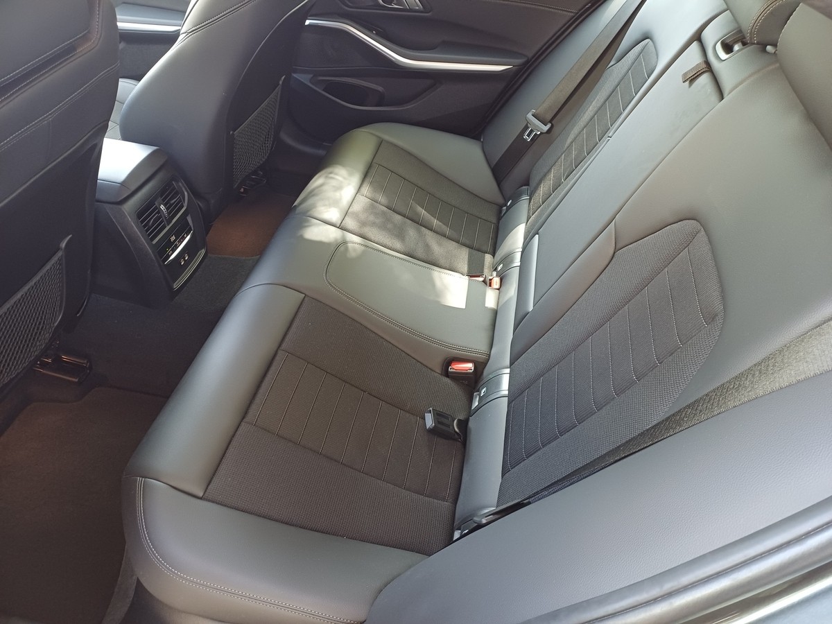 BMW 320 i Sport Line*AUT*LED*NAVI*HIFI*SHZ*PDC*TEMPO*ACTIVE GUAR