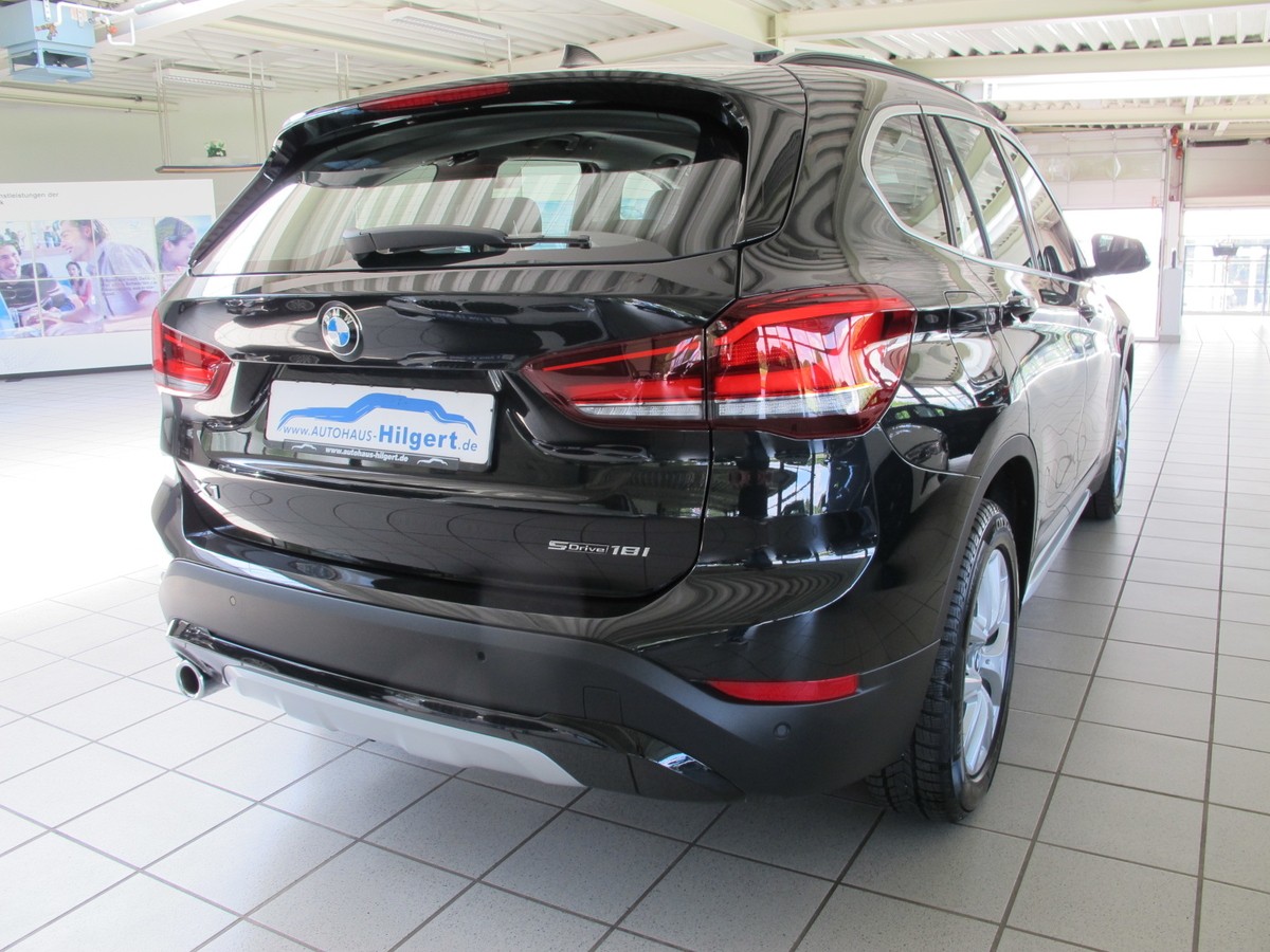 BMW X1 sDrive18i xLine *Leder schwarz * Pano*AHK*Sportsitze*