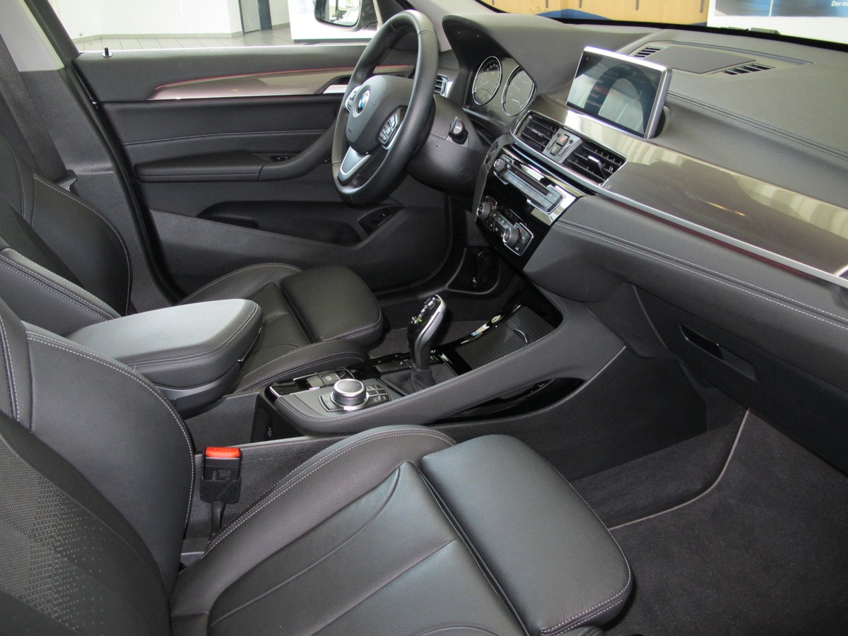 BMW X1 sDrive18i xLine *Leder schwarz * Pano*AHK*Sportsitze*
