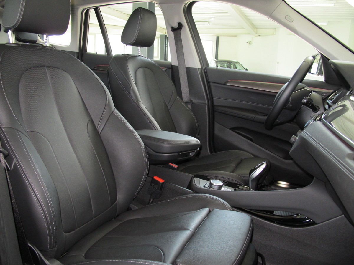 BMW X1 sDrive18i xLine *Leder schwarz * Pano*AHK*Sportsitze*
