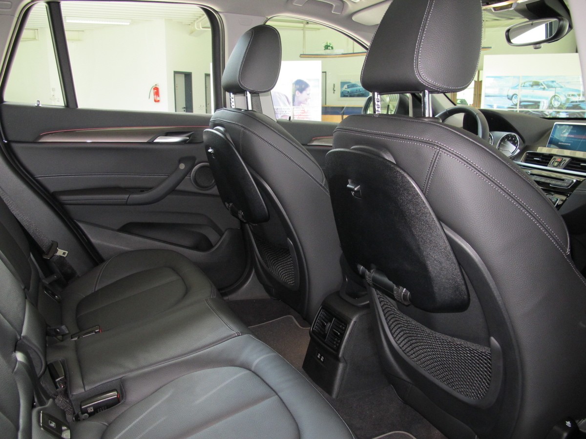 BMW X1 sDrive18i xLine *Leder schwarz * Pano*AHK*Sportsitze*