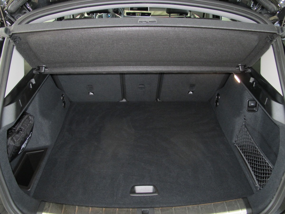BMW X1 sDrive18i xLine *Leder schwarz * Pano*AHK*Sportsitze*