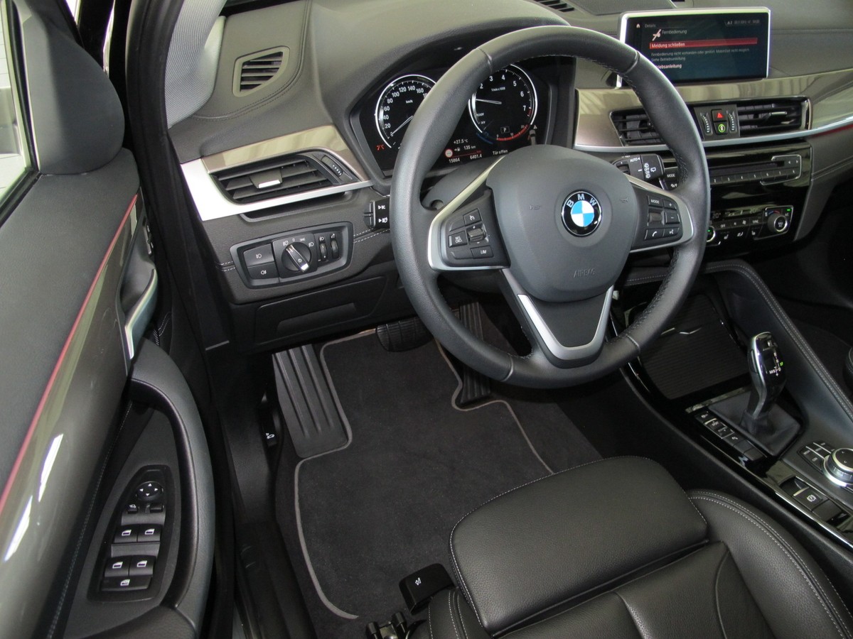 BMW X1 sDrive18i xLine *Leder schwarz * Pano*AHK*Sportsitze*